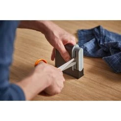 Fiskars Universalsaks -Fiskars butik 1005137 clip sharp scissors sharpener action 01