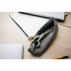 Fiskars ReNew Universalsaks 7 Fiskars ReNew Universalsaks -Fiskars butik 1062545 fiskars renew small universal scissors 17cm environment 02