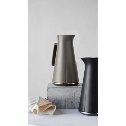 Rosendahl Grand Cru Elkedel, Mørk Grå, 1,4 L -Fiskars butik 22022 27202 27203 1 argb high 1