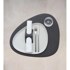 LIND DNA Serene Curve Dækkeserviet, Antracit -Fiskars butik 991476 2