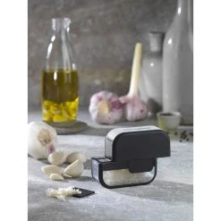 Microplane Hvidløgsriver -Fiskars butik microplane hvidloegsriver sort 2